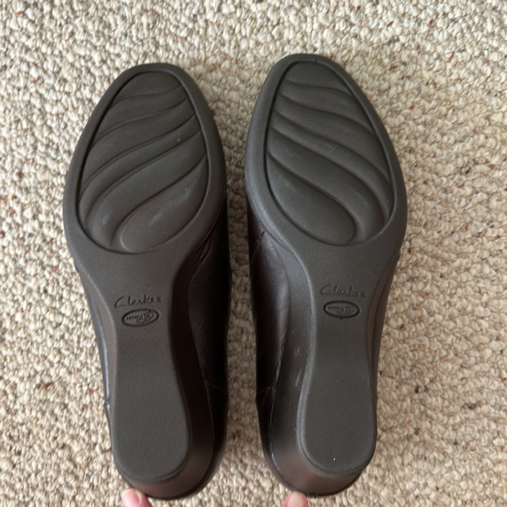 Clarks- Neala Sun Dark Brown Size 10M